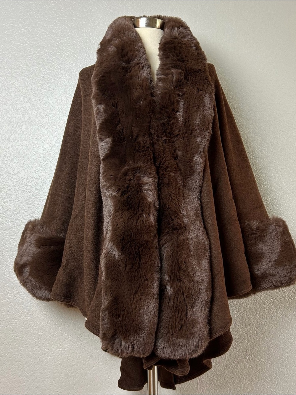 Poncho Cape Coat Women's One Size Fit Most Faux Fur Trim Brown NWT